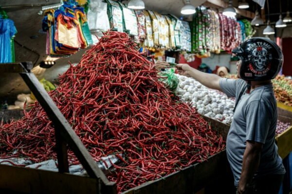 Terlalu panas untuk ditangani: Harga cabai memicu inflasi bulanan di Indonesia
