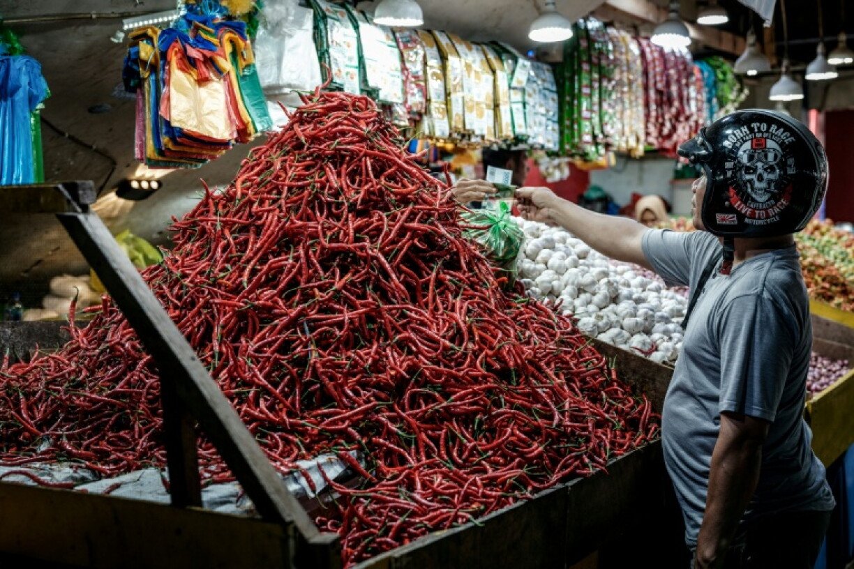 Terlalu panas untuk ditangani: Harga cabai memicu inflasi bulanan di Indonesia