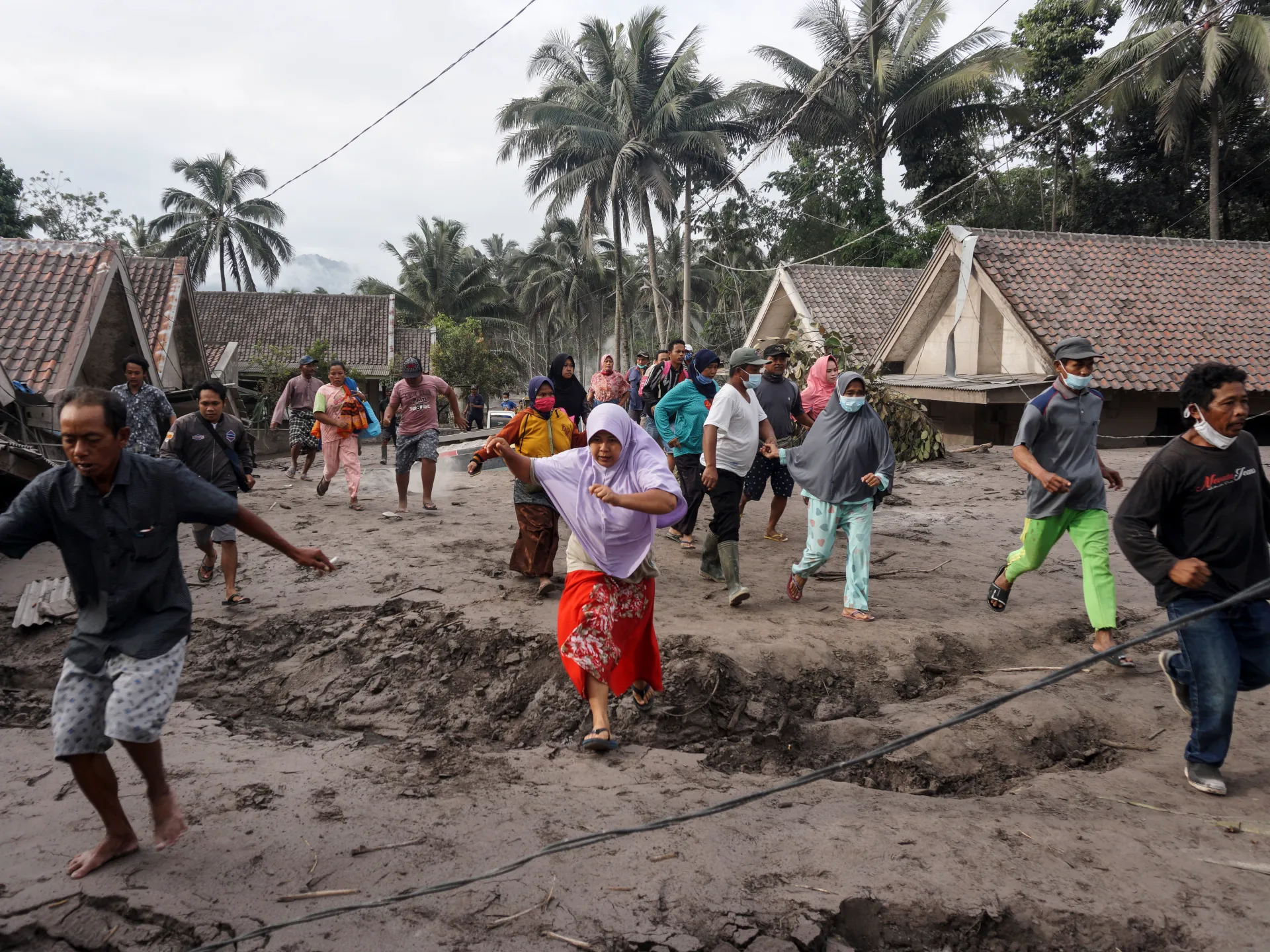 Warga yang tinggal di kawasan yang terancam oleh gunung berapi di Indonesia bersiap menghadapi kehancuran